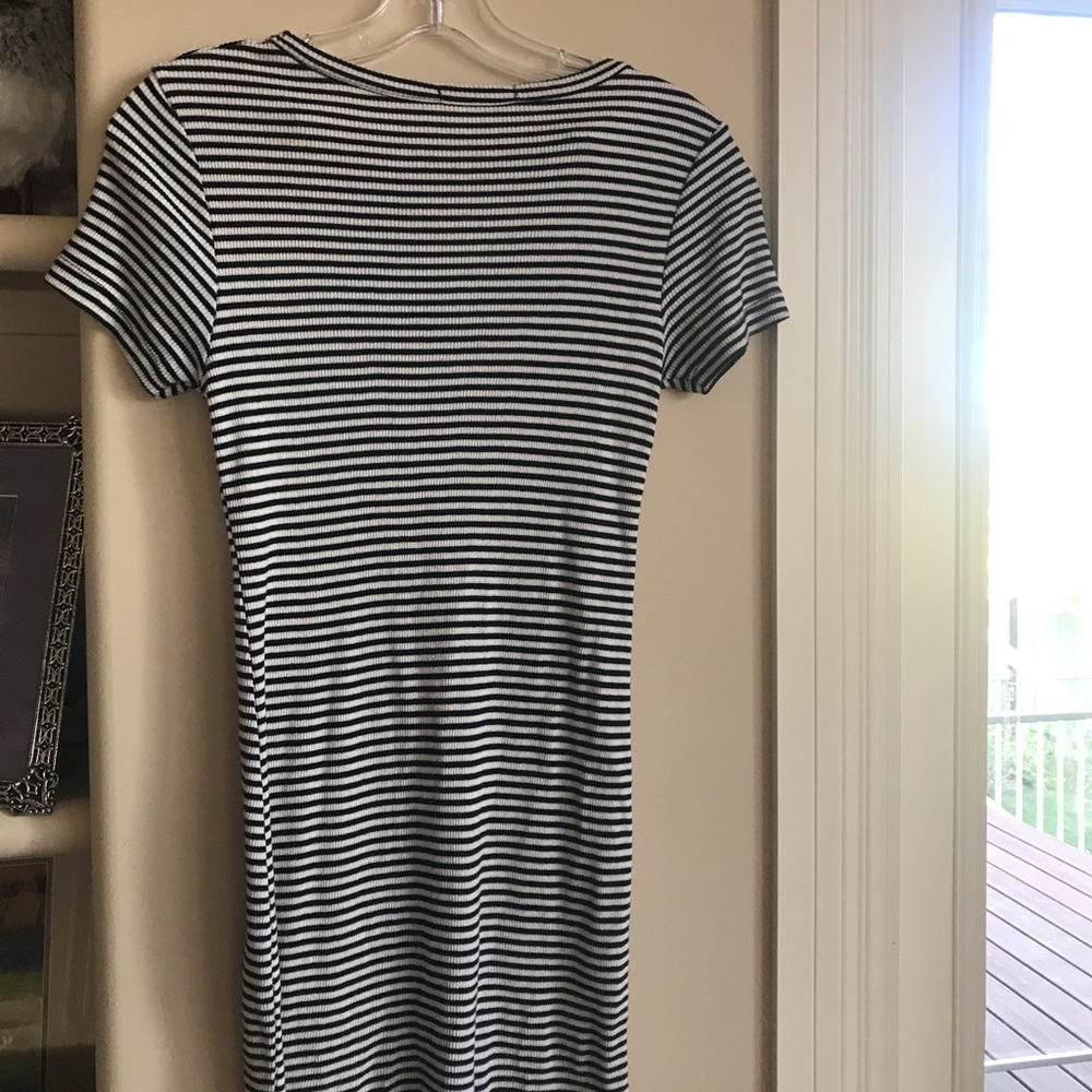 Brandy Melville Jenelle Dress - Picture 4 of 4